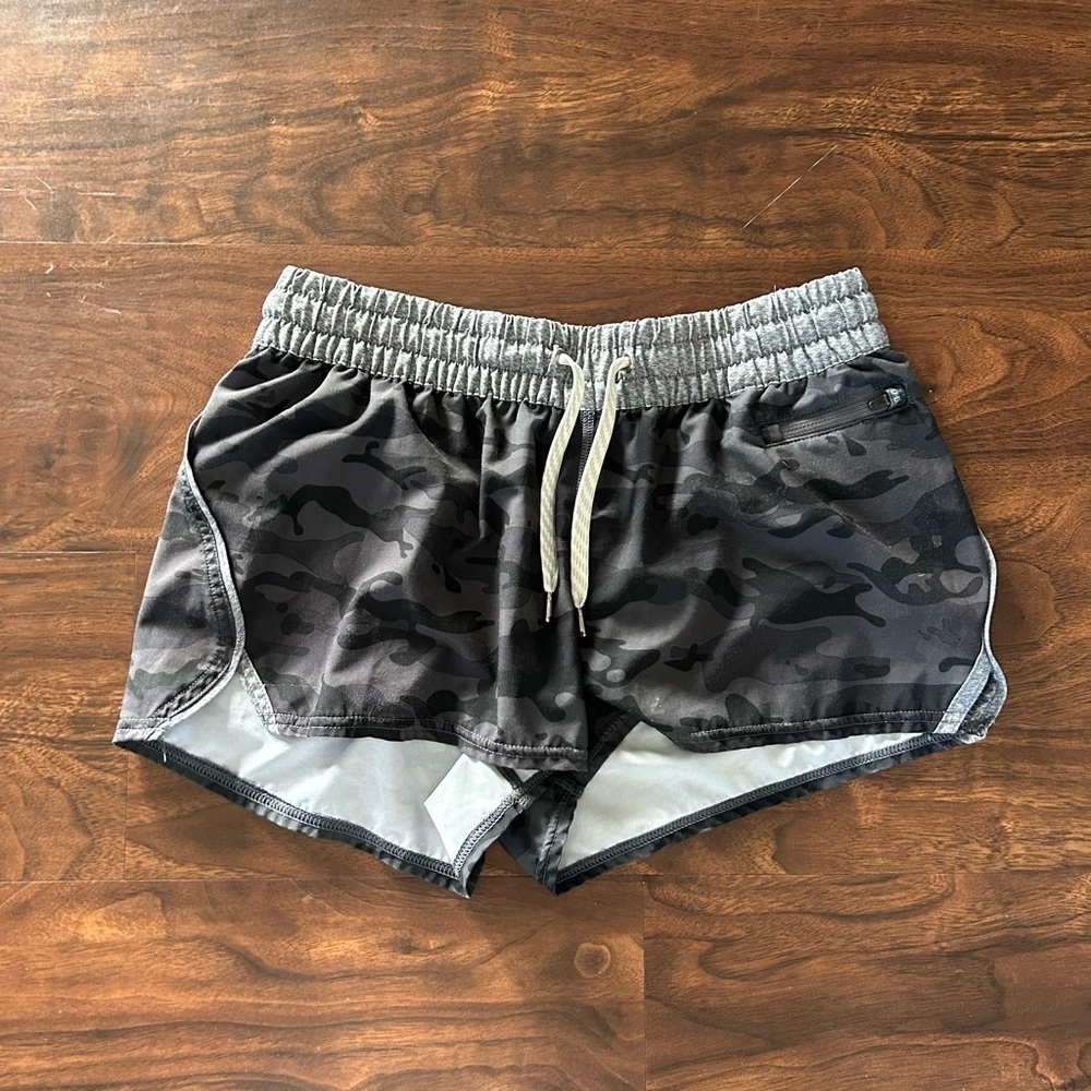 Vuori Clementine Shorts 
Black Camo 
Size small